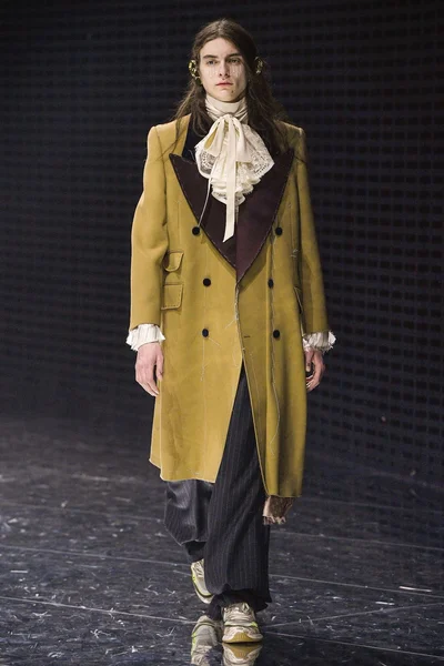 Look 10